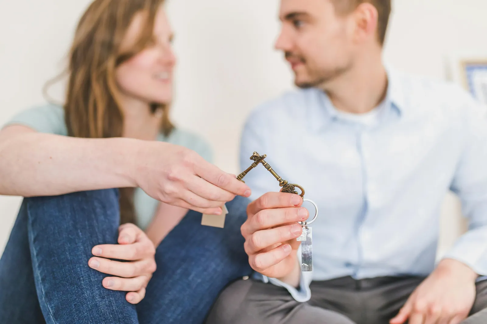 Familia y asesor inmobiliario en un ambiente cálido, luz de tarde